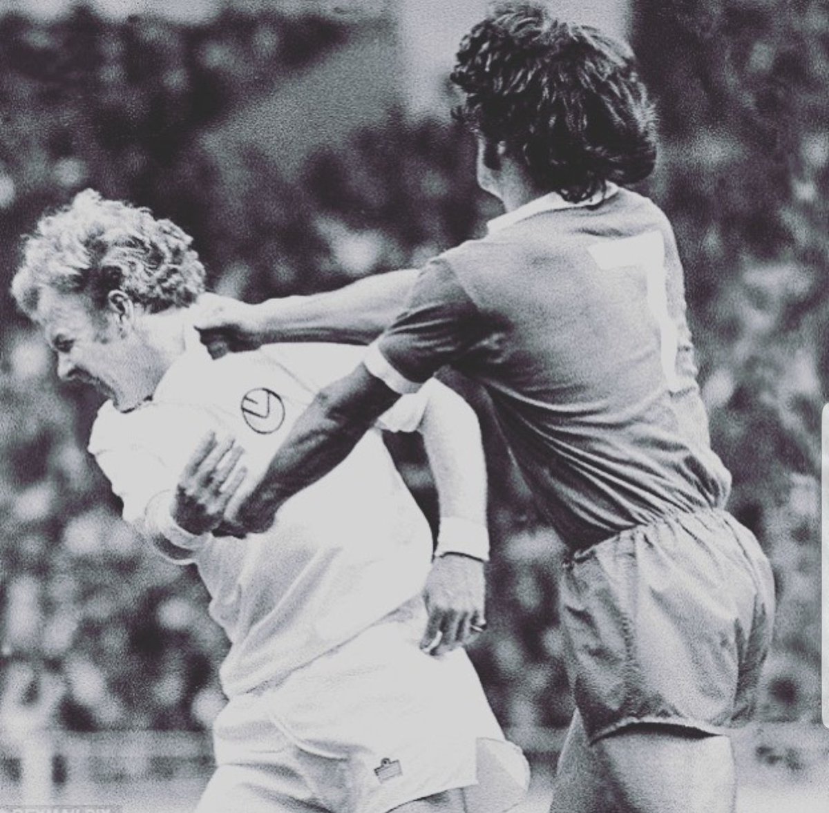 historyfutball's tweet photo. Billy Bremner and Kevin Keegan, bit of handbags at the Charity Shield. https://t.co/zOgeBs8t57