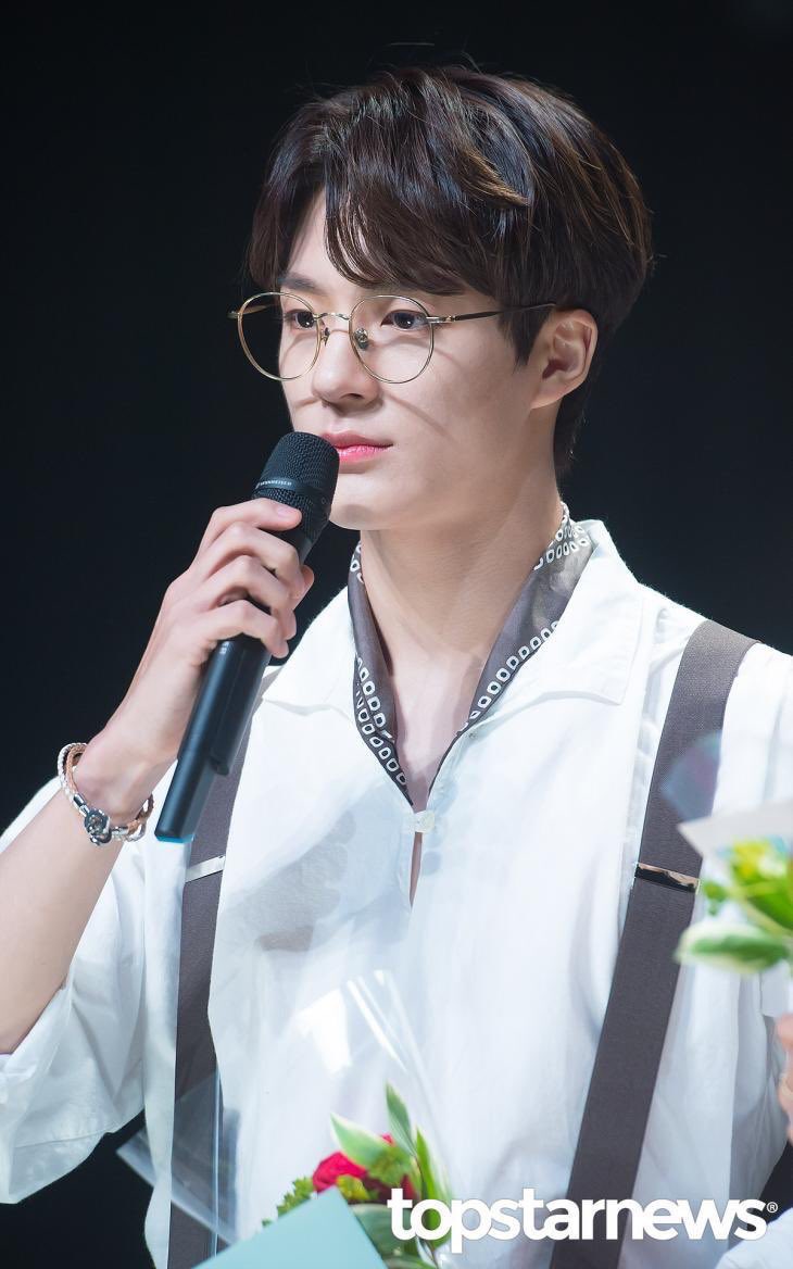 jeno in Glasses: a thread