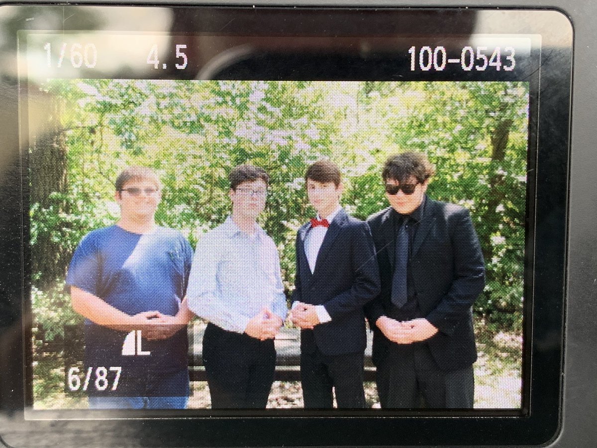 StudioJamSum's tweet photo. Senior Photo Time! One way to enjoy a senior session is have your friends come along! 📸😉 https://t.co/1dMhRh64bX