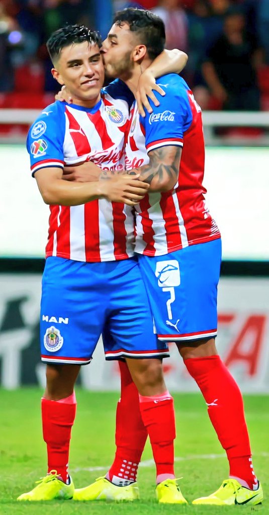 HeatSlp's tweet photo. Que buen arrimon de camarón... #AlexisVega #Chivas #Chivasvssantos #utdn https://t.co/rMuHlHlsi7