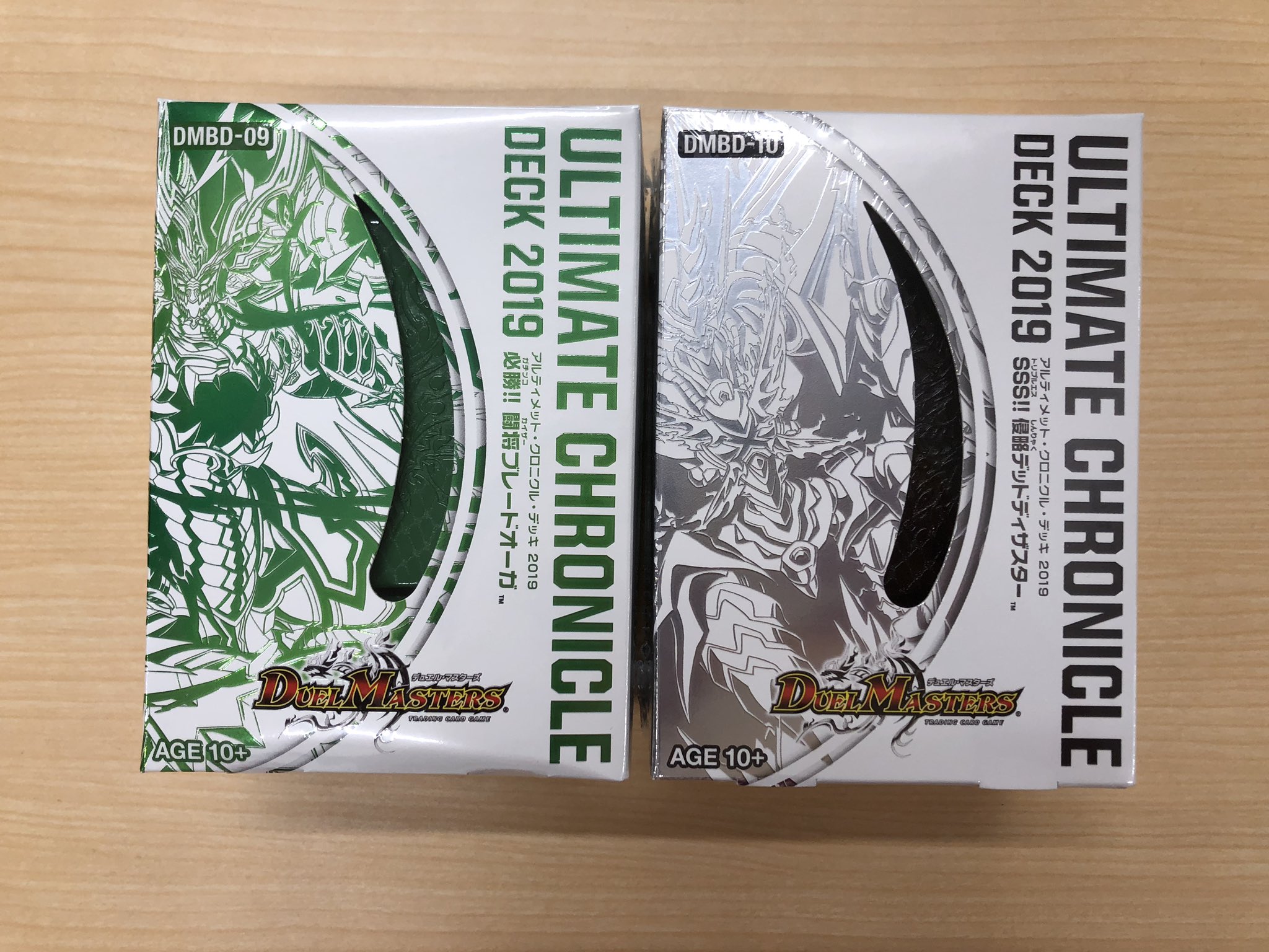 カードボックス岡山駅前店 En Twitter 新作情報 明日はデュエルマスターズの アルティメット クロニクル デッキ19が発売 今年のクロニクルデッキもデッキケースがカッコイイです デュエマのスリーブも同時発売です T Co Zelfo4h0pw Twitter