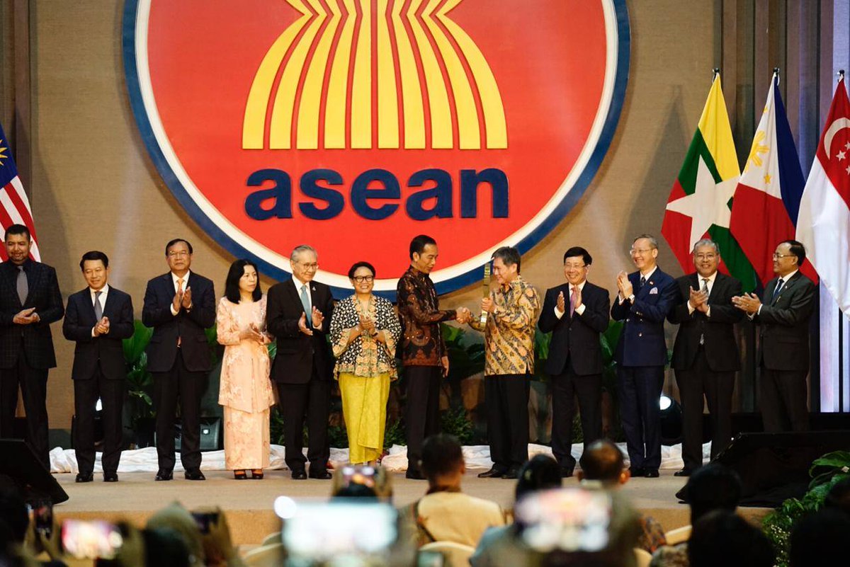 ASEAN's tweet photo. It’s official! The #ASEAN Secretariat is opening its door to more opportunities and stronger partnership. With the handover of the key from President @Jokowi to the Secretary-General of ASEAN, we welcome a  #NewChapter for #ASEC and ASEAN. https://t.co/2rE1Qv6QFF