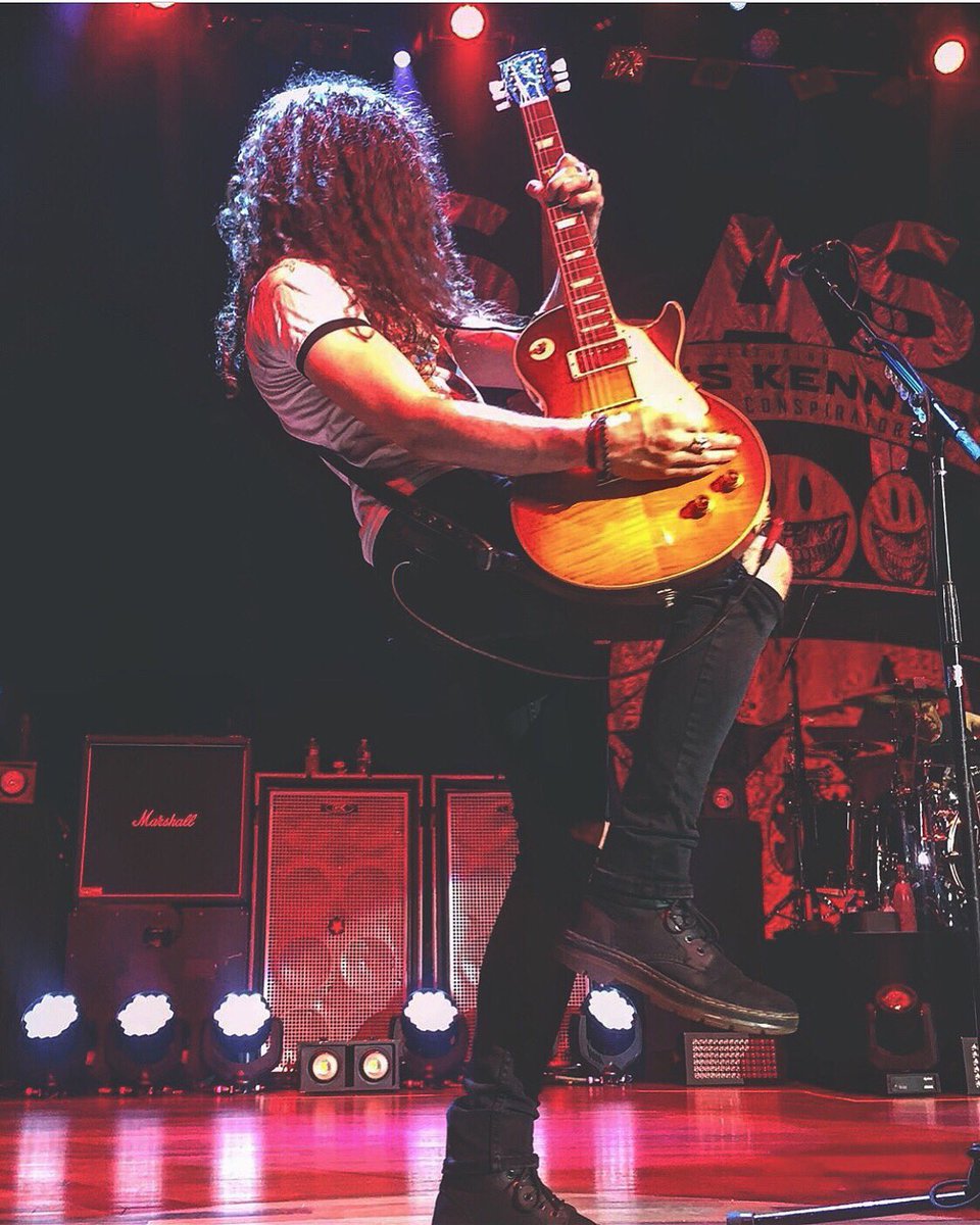 franksidoris's tweet image. A capture from last night at the legendary #rymanauditorium in Nashville after a very memorable experience at the @gibsonguitar custom shop and USA factory with all of our Gibson friends and family. 📸: @maryannroxpix