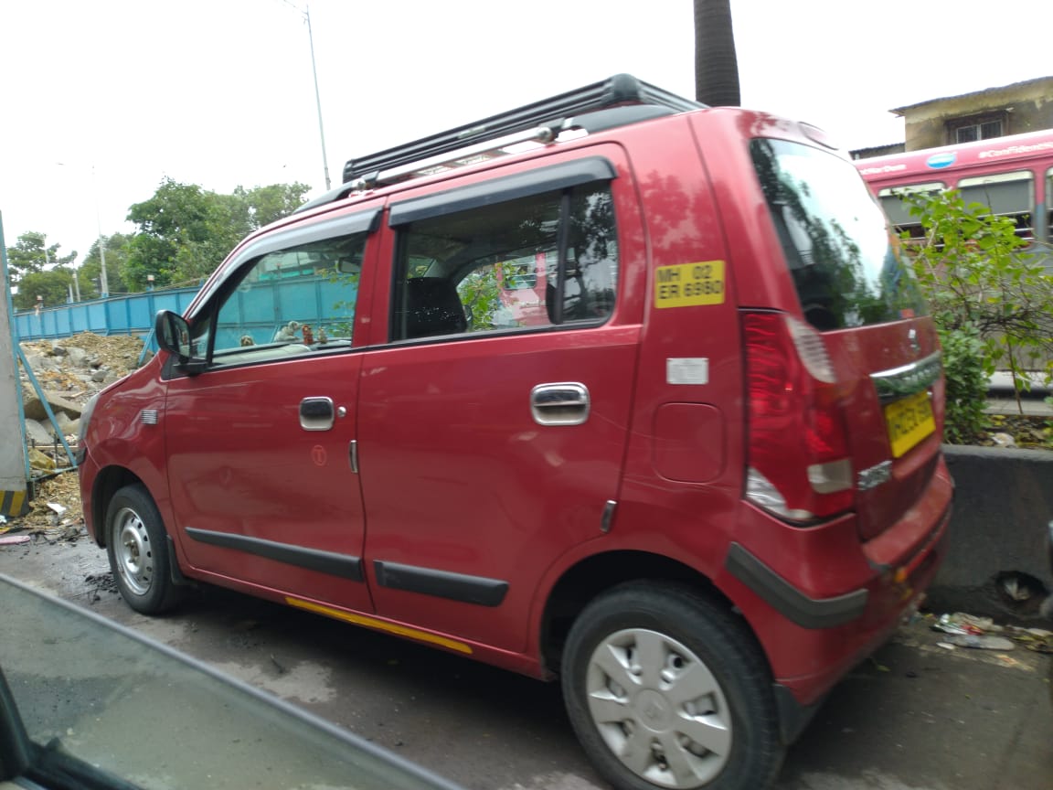 <a href="/MumbaiPolice/">मुंबई पोलीस Mumbai Police</a> after talking left turn from WEH to JVLR few cars are parked adding to more traffic