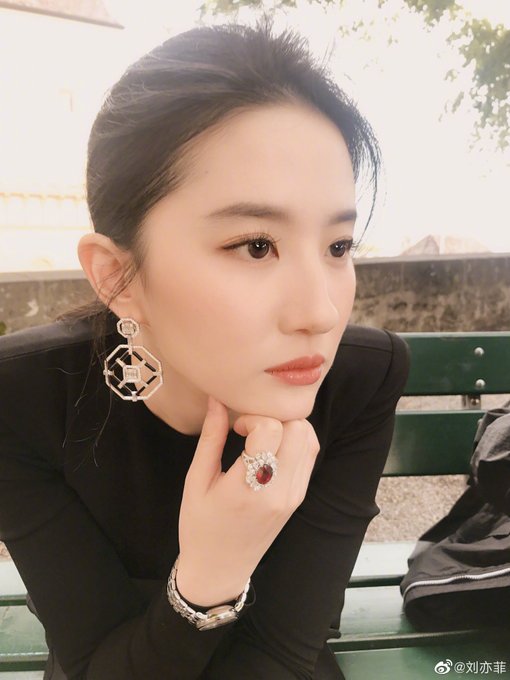 Yifei's Sina พ.ค.- ส.ค. 2562 - Page 2 EBa7Z3sU4AYhpqw?format=jpg&name=small