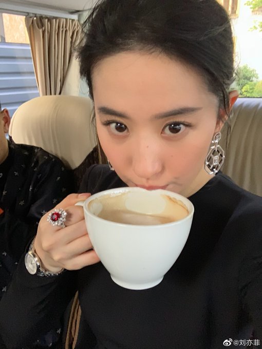 Yifei's Sina พ.ค.- ส.ค. 2562 - Page 2 EBa7Z3xUwAET9LO?format=jpg&name=small