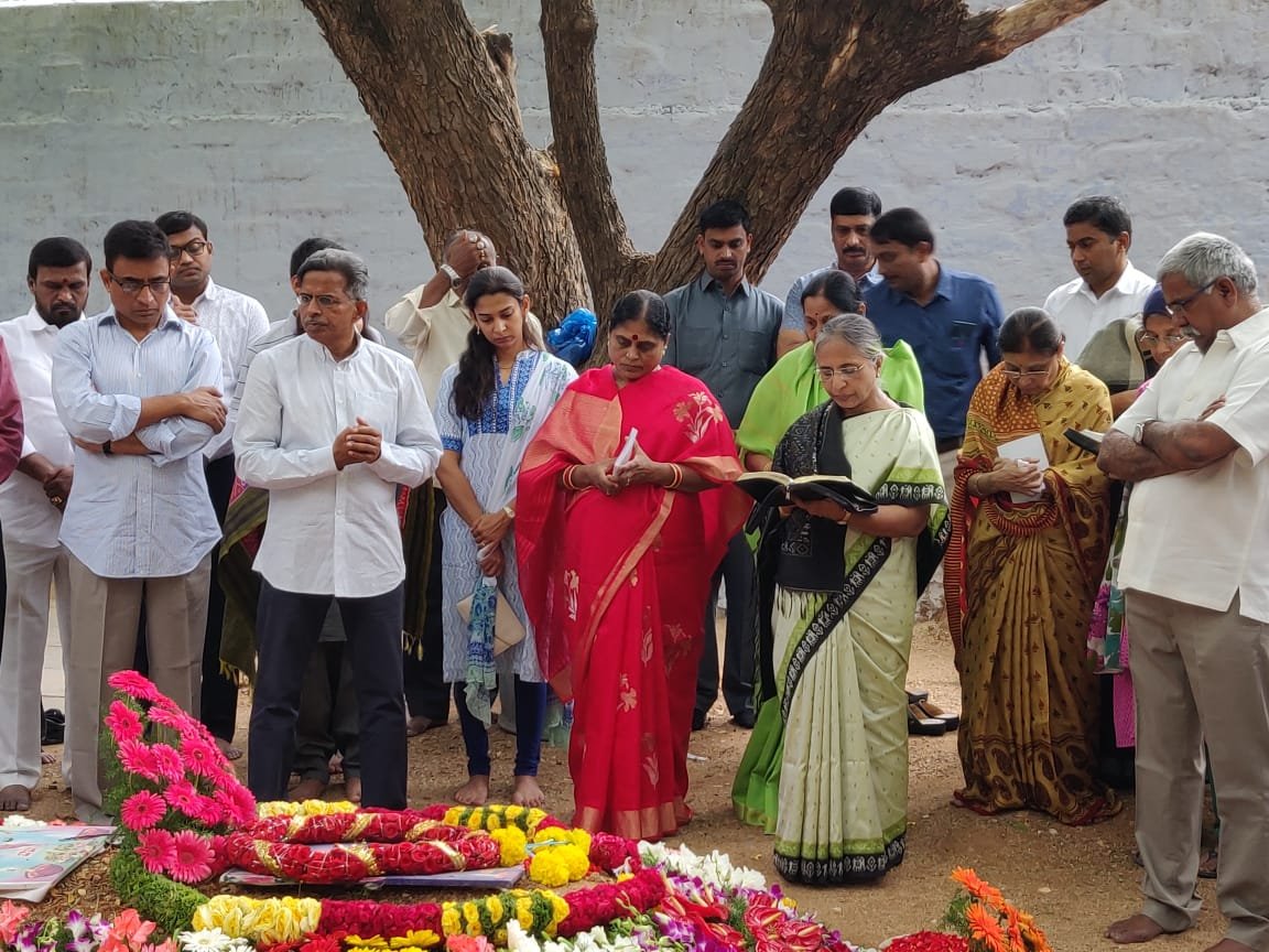 YSRCParty's tweet photo. మాజీ మంత్రి వైయ‌స్‌ వివేకానందరెడ్డి జయంతి సందర్భంగా  ఆయ‌న‌కు పులివెందుల‌లోని ఘాట్ వ‌ద్ద నివాళుల‌ర్పించిన వైయ‌స్ఆర్ కాంగ్రెస్ పార్టీ గౌర‌వ అధ్యక్షురాలు వైయ‌స్ విజ‌య‌మ్మ. వివేకానంద‌రెడ్డి సతీమణి సౌభాగ్యమ్మ,ఇతర కుటుంబ సభ్యులు అంజలి ఘటించారు.
#YSVRJayanthi #YSVR #YSVivekanandaReddy https://t.co/IJv4vWHKgg