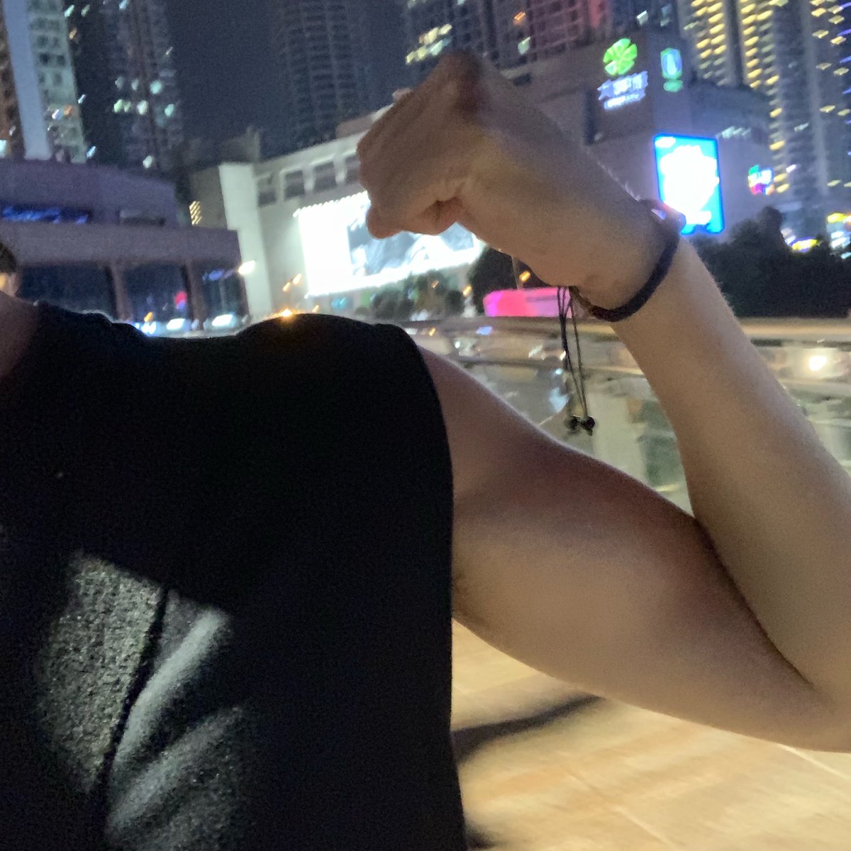 在理发店狂吃零食 tweet media
