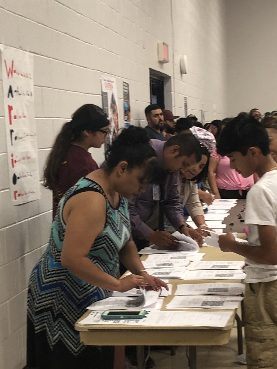 AAcosta9324's tweet photo. Great turn out for Fine Arts Parent Information Night #TeamSISD @SSanchez_MS #RedAndStrong https://t.co/sdwMCrH6mF