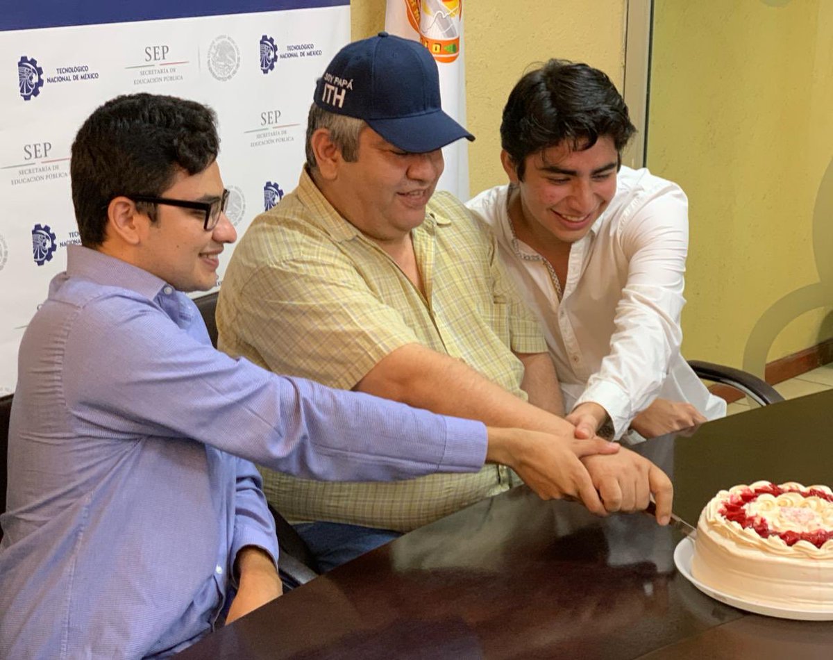GerOchoaTecNM's tweet photo. Hoy conviví con una familia digna de admiración
Don Raúl y sus hijos; Venados de ITH demuestran lo que podemos lograr con esfuerzo y dedicación; Raúl estudiará un posgrado en Japón y Saúl será jurado en una competencia de F1 en Abu Dhabi
Historias como esta nos llenan de alegría https://t.co/KnLvvZt5hb