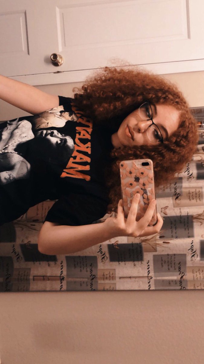 loonasmomager's tweet photo. It’s my birthday and I’m officially a hag so here’s my face. Stan loona https://t.co/stkRKb9F9y