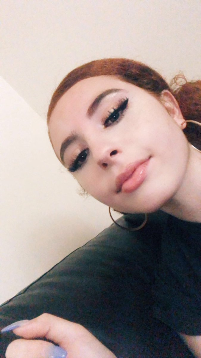 loonasmomager's tweet photo. It’s my birthday and I’m officially a hag so here’s my face. Stan loona https://t.co/stkRKb9F9y