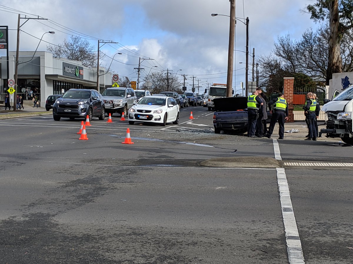Breaking: Police have arrested a man after he was driving on wrong side of road on Howitt st. Vehicle hit van then ploughed into power pole at Howitt, Forest St intersection. Police on scene. 6pm <a href="/WINNews_Bal/">WIN News Ballarat</a>