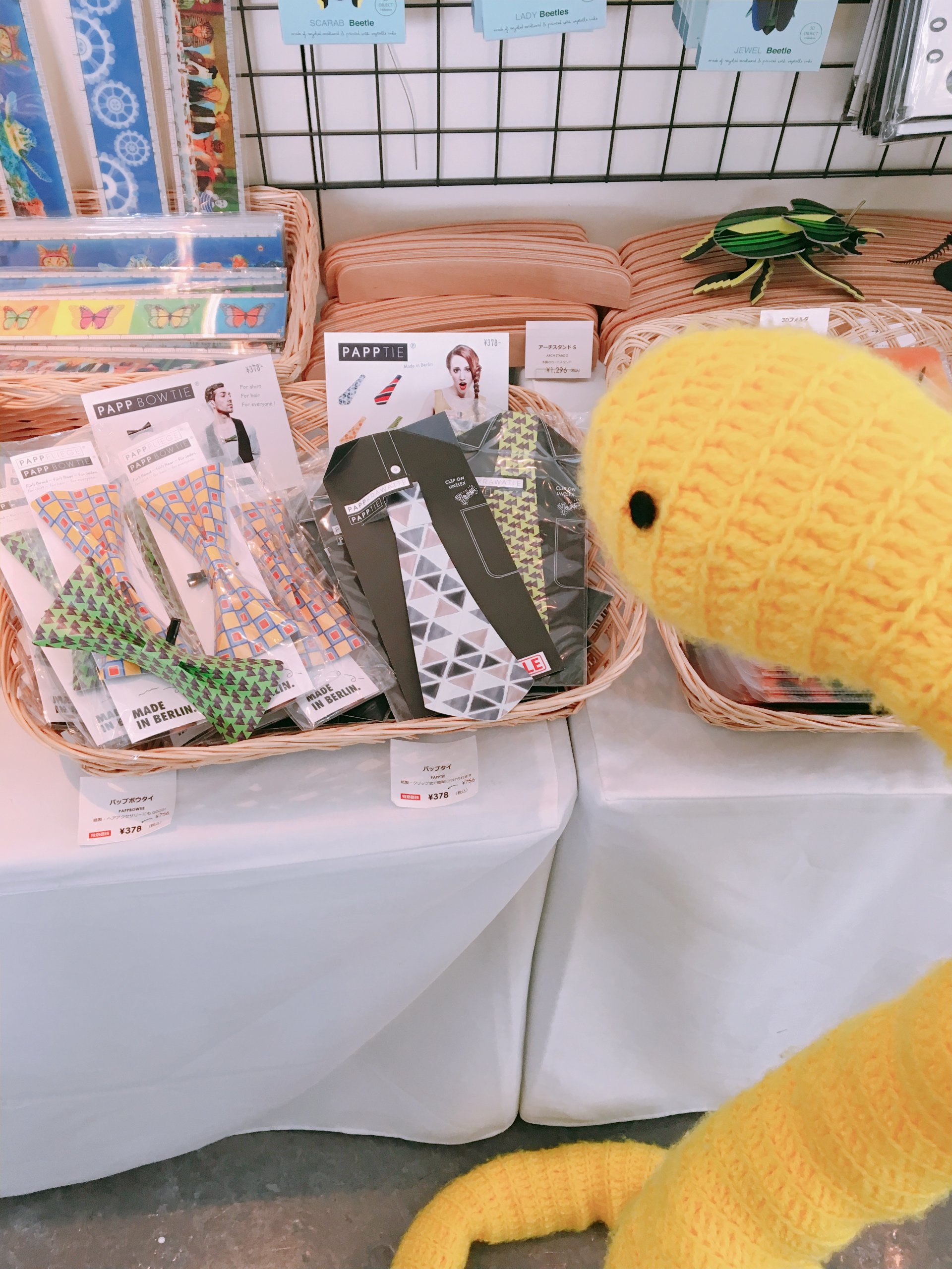 物販コーナーには遊び心満載の商品がいっぱい ポップアップカードや厚紙で作る立体の恐竜工作キットが人気です 夏休みに入りたくさんのお友達に話か 19 08 08 福井市美術館 アートラボふくい