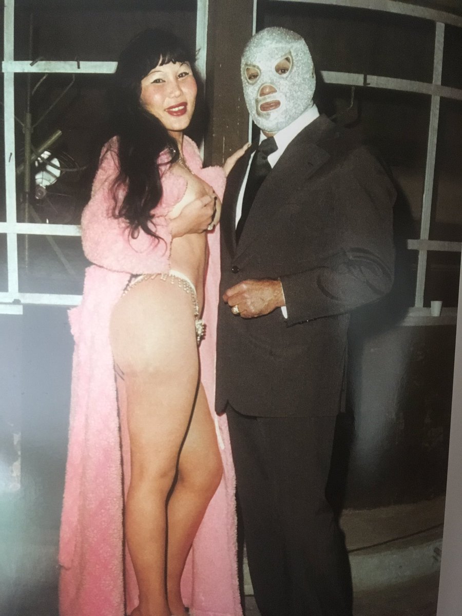 lolo_aburto's tweet photo. Estoy revisando mi libro 'Espectacular de Licha Libre' y pues Lyn May X El Santo https://t.co/wYUfsAVY85