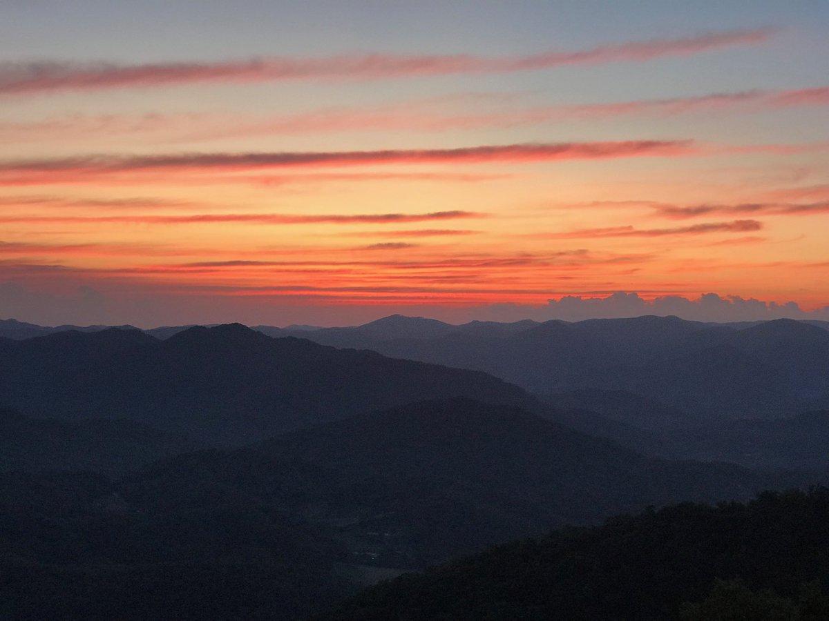 jwiese17's tweet photo. Beautiful sunset tonight in the Appalachian mountains. https://t.co/EUtoPsIHyg