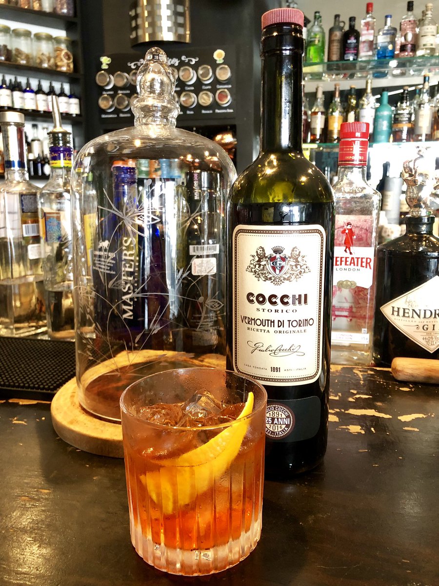 CristianSanc's tweet photo. Apenas para entonar la tarde con un buen Negroni .
.
#Negroni #Cocktails 
#VermouthCocchi 
#Campari
#TanquerayTen https://t.co/axiDYt61jv