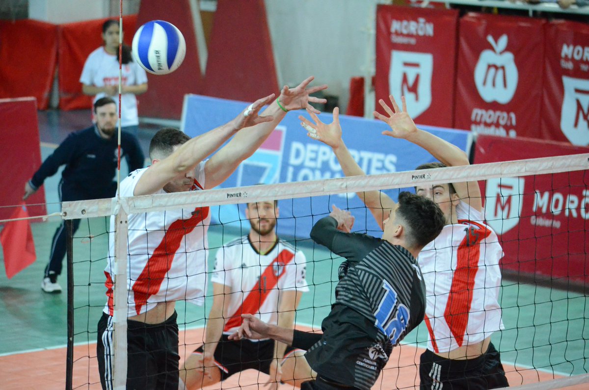 metrovoley's tweet photo. #DHM
#LaFinal

River se quedó con el primer set por 25-22 ante Lomas y lidera la primera final por 1-0.

¡Miralo en vivo por @canaldeportv! https://t.co/DhDyVtkf67