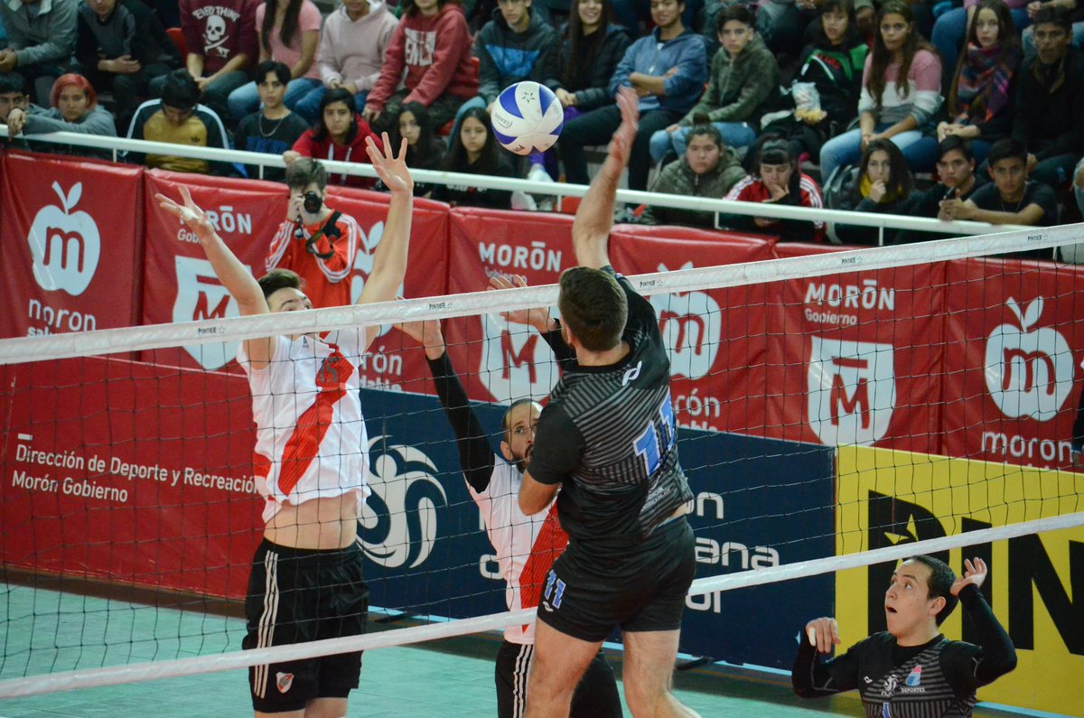 metrovoley's tweet photo. #DHM
#LaFinal

River se quedó con el primer set por 25-22 ante Lomas y lidera la primera final por 1-0.

¡Miralo en vivo por @canaldeportv! https://t.co/DhDyVtkf67