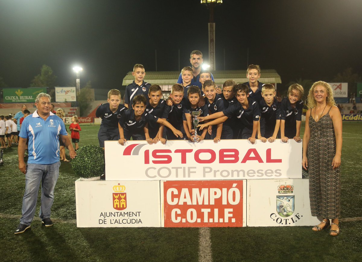 Cotif's tweet photo. 📸 ENTREGA DE PREMIOS #COTIFPromesas @istobal_es 👉 #Benjamines 🏆

1⃣ @SeRiberaCostera 🥇
2⃣ Selecció Soccer Team 🥈
3⃣ Selecció Vivensis 🥉

#COTIF2019 https://t.co/LTAxgYK5h5