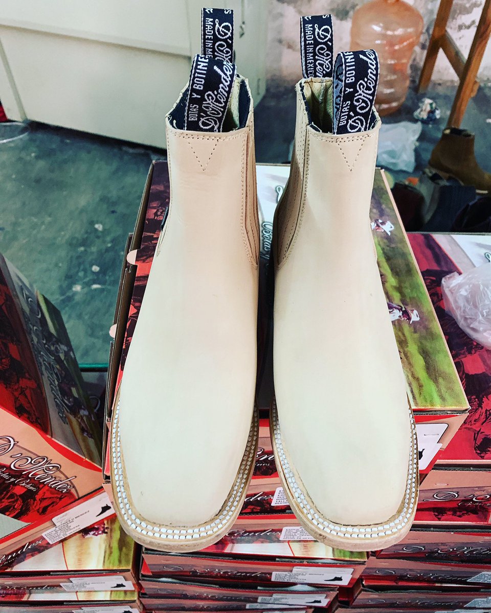 BotinesDMendez's tweet photo. #Botin #Vaquero #goodyearwelt en cuero #nobuck  #hueso  #sueladecuero #botinesdmendez #botasybotinesdmendez  #dmendez #goodyearwelted #welt #hechoenmexico #artesanal #hechoamano numeraciones desde el 14 al 30 #cowboyboots #cowgirlboots #botincharro #botinescharros #leather https://t.co/LKh1DVwhXH