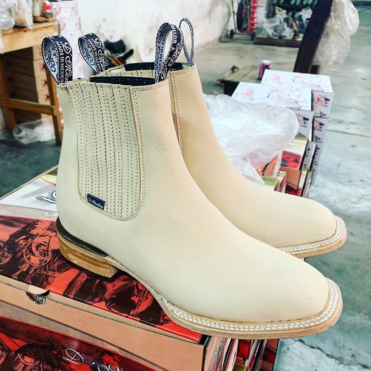 BotinesDMendez's tweet photo. #Botin #Vaquero #goodyearwelt en cuero #nobuck  #hueso  #sueladecuero #botinesdmendez #botasybotinesdmendez  #dmendez #goodyearwelted #welt #hechoenmexico #artesanal #hechoamano numeraciones desde el 14 al 30 #cowboyboots #cowgirlboots #botincharro #botinescharros #leather https://t.co/LKh1DVwhXH