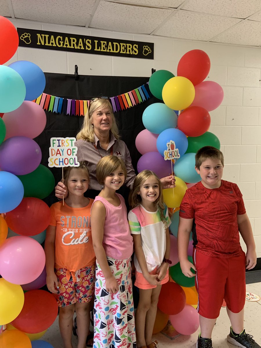 HendersonSchool's tweet photo. Great First Day! #hcsfirstday @MargannaStanley https://t.co/EmkndiVoWS