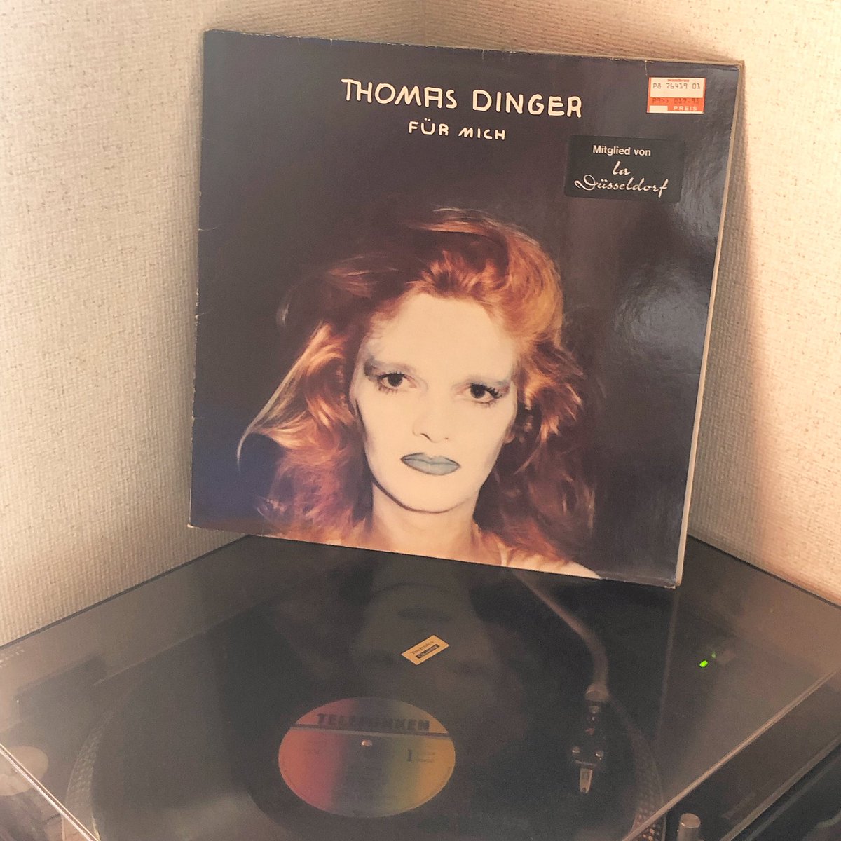 y_gucci_y's tweet photo. リスニングなう。FUR MICH / THOMAS DINGER #thomasdinger #furmich #ladusseldorf #krautrock #nowplaying https://t.co/xNmiIBw91P