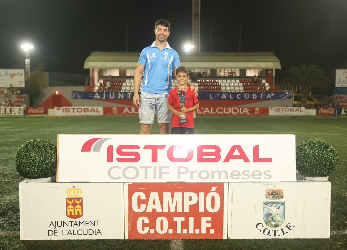 Cotif's tweet photo. 📸 ENTREGA DE PREMIOS #COTIFPromesas @istobal_es 👉 #Benjamines 🏆

⚽ Máximo goleador ➡ Íker Piquer 👏
🔝 Mejor jugador ➡ Carlos Herrero 👏
🙋‍♂️ Mejor árbitro ➡ Ricardo Cuisiner 👏

#COTIF2019 https://t.co/0xNBlOW7mY