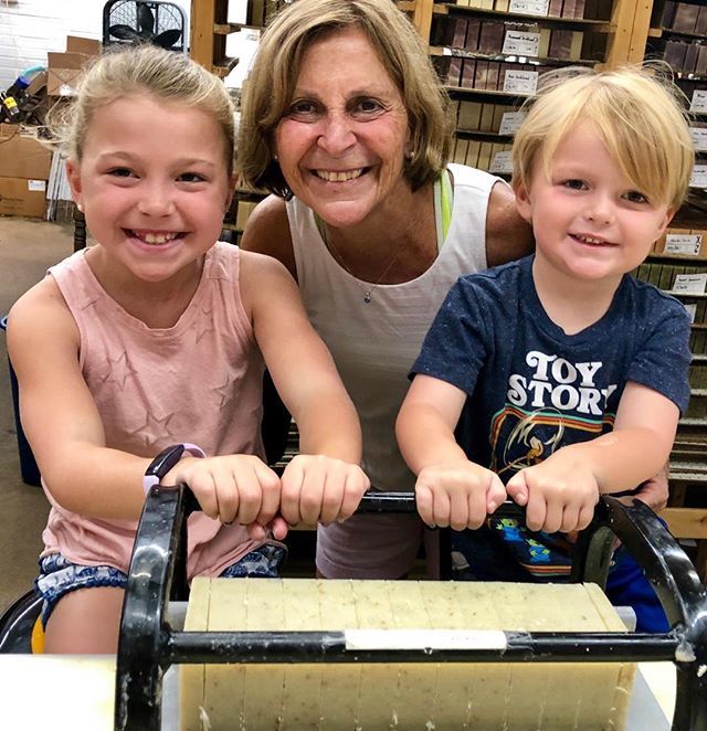 Grandma Cheryl, Nora and Jack, enjoying the last days before school. There’s fun in the factory!
.
🤸🏿‍♂️🤸‍♀️🤸🏿‍♂️
.
Learn how real soap is made.
.
🌸🌴🍋
.
100% All Natural Soap
.
🐝🌿🌎
.
No Artificial Anything
💦
.
📣 Spread the word— one-hundred percenters ne… ift.tt/2YOpWkr