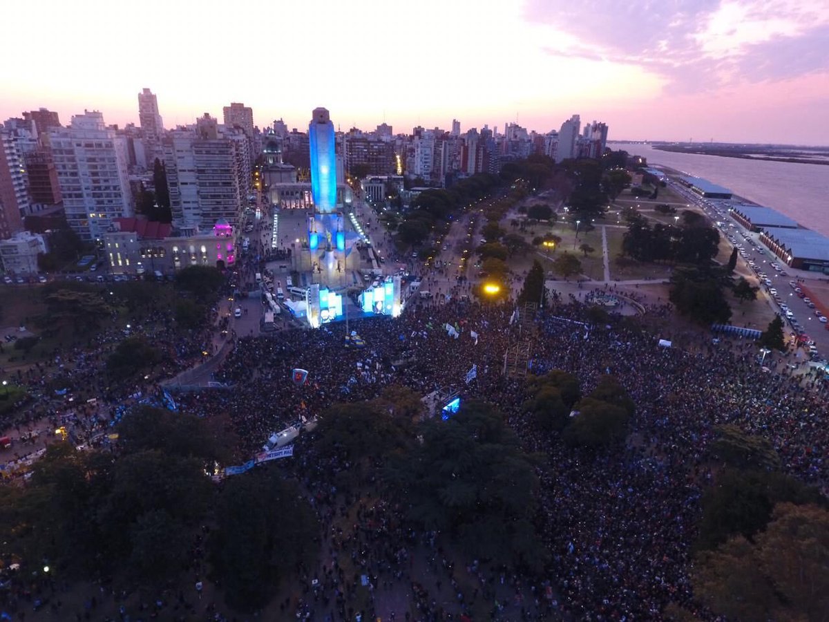 CFKArgentina's tweet photo. Los dirigentes, sean de derecha o de izquierda, o del centro o de abajo, ningún dirigente político duerme en la calle, ni sus familias. https://t.co/N5z39RjOmz