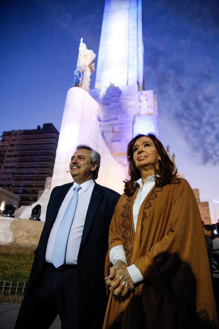 Los dirigentes, sean de derecha o de izquierda, o del centro o de abajo, ningún dirigente político duerme en la calle, ni sus familias.