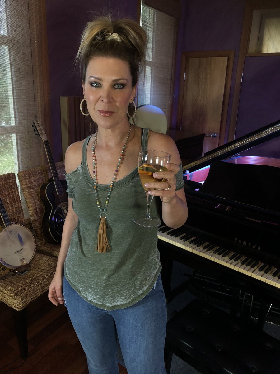 jeffreys_gina's tweet image. Celebrating early as we countdown for the Beautiful Tangle release with Cash sitting at number 1 FOUR weeks in a row on the Country Australian Airplay Charts!! Endlessly grateful. Pre-order Beautiful Tangle via linktr.ee/gina_jeffreys 💜
#BeautifulTangle #NewMusic
