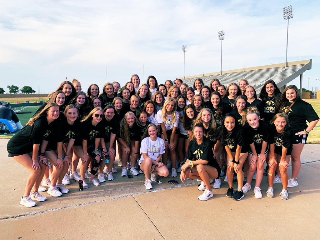 #FanFest let’s gooo LRV AND ROHO NATION 💛🏐🖤