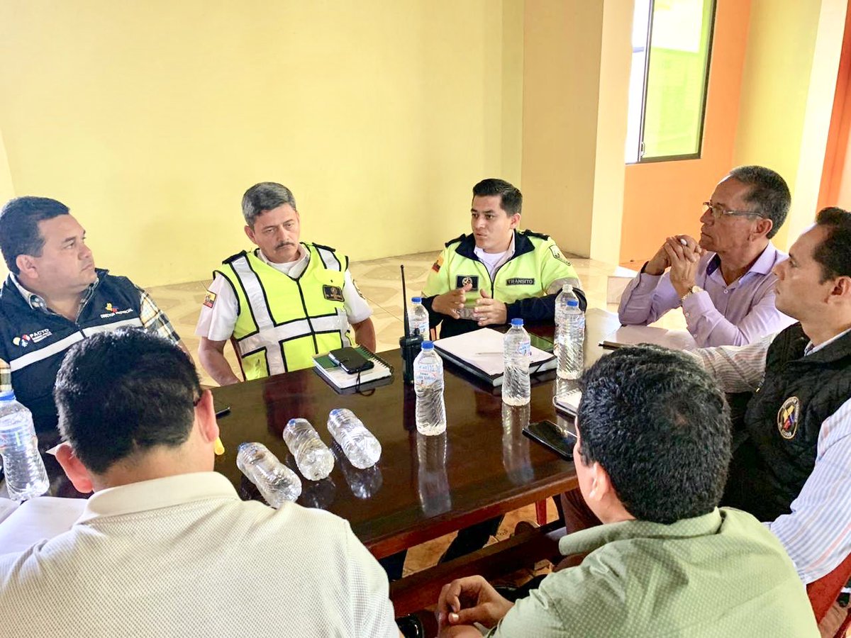 joseloor2016's tweet photo. | Los Ríos | Hoy mantuvimos Mesa de trabajo junto a autoridades de los GAD’S de #Montalvo, #Urdaneta #ANT_Ecuador, #Gober_LosRios y #PoliciaEcuador con el objetivo de coordinar acciones conjuntas que vallan en beneficio de precautelar la #SeguridadVial  #CTEPresente. https://t.co/Ch51RhOZdz