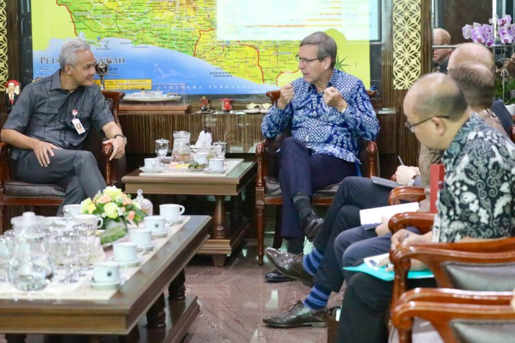 AmbMacArthur's tweet photo. Honour to call on @ganjarpranowo re-elected Governor of Central Java in #Semerang to hear his reform vision for province & how @Canada could contribute in #infrastructure, #education & business beyond existing economic cooperation (polytechnics & women-led exporters) #JawaTengah https://t.co/v46xE4dYF6