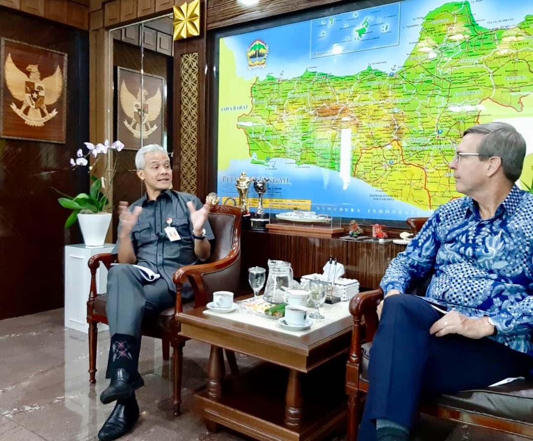 AmbMacArthur's tweet photo. Honour to call on @ganjarpranowo re-elected Governor of Central Java in #Semerang to hear his reform vision for province & how @Canada could contribute in #infrastructure, #education & business beyond existing economic cooperation (polytechnics & women-led exporters) #JawaTengah https://t.co/v46xE4dYF6