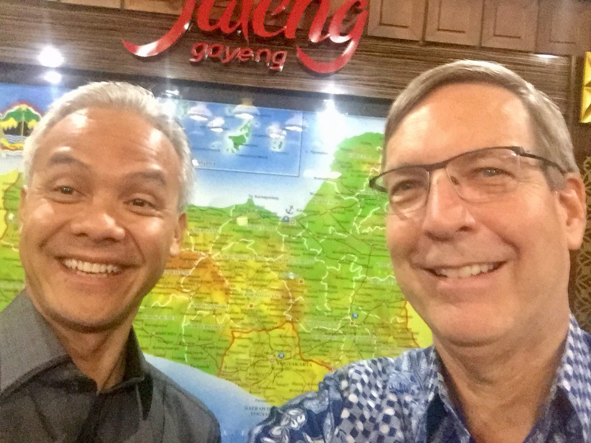 AmbMacArthur's tweet photo. Honour to call on @ganjarpranowo re-elected Governor of Central Java in #Semerang to hear his reform vision for province & how @Canada could contribute in #infrastructure, #education & business beyond existing economic cooperation (polytechnics & women-led exporters) #JawaTengah https://t.co/v46xE4dYF6