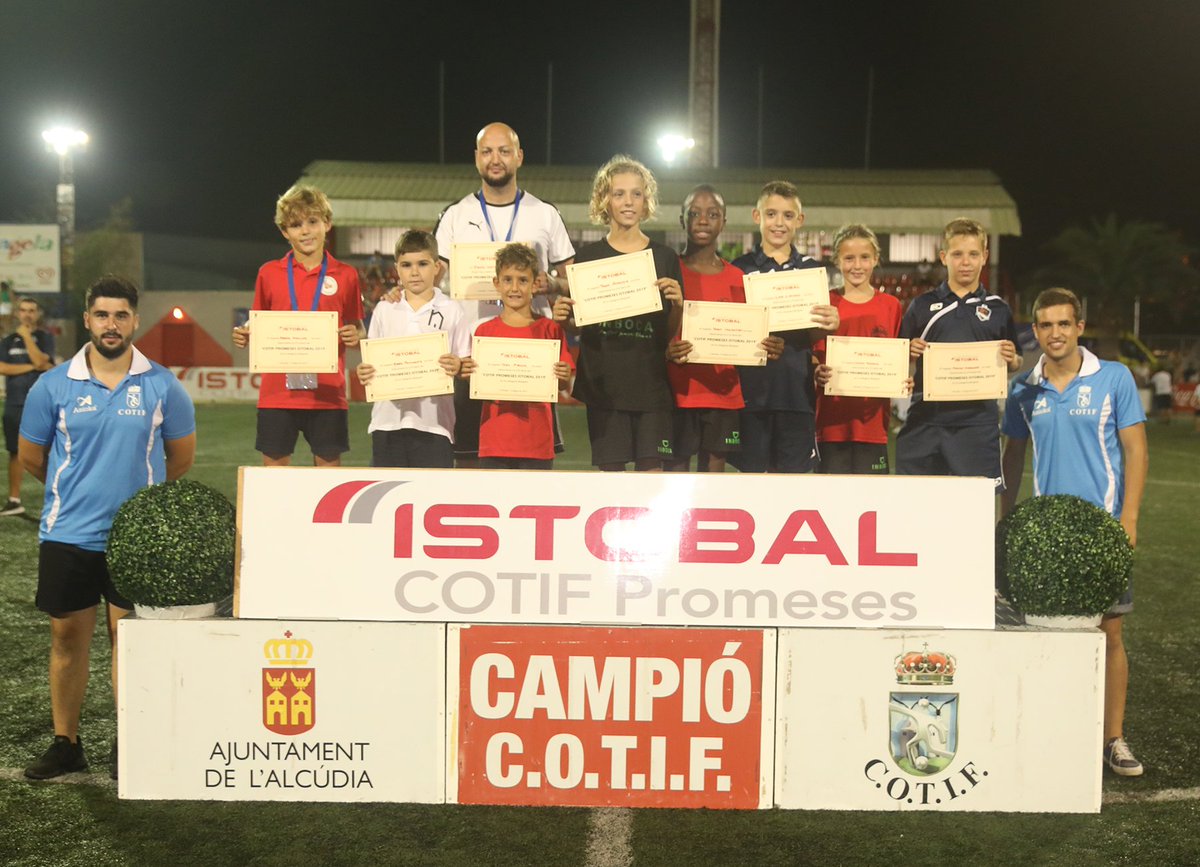 Cotif's tweet photo. 📸 ENTREGA DE PREMIOS #COTIFPromesas @istobal_es 👉 #Benjamines 🏆

📋 XI IDEAL ➡ Yerry Ikechukwy, Daniel Mullor, Tarek Aparesi, Lluís Lacasa, Carlos Herrero, Íker Piquer, Marcos Monleón y David Ferrandis ⚽

🙋‍♂️ Mejor entrenador ➡ David Castillo 👏

#COTIF2019 https://t.co/4E6BpqbmPC