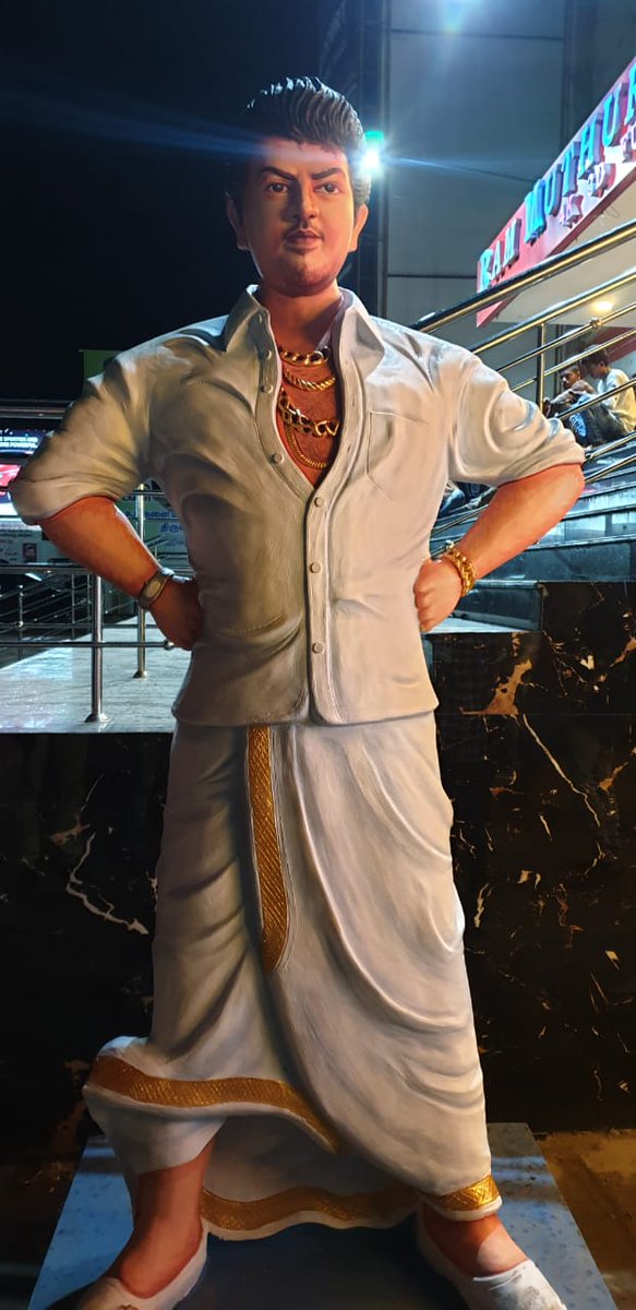 BoseAKoffl's tweet photo. #NerKondaPaarvaiFdfs
#ThalaStatue on nellai🔥
@RamCinemas https://t.co/t3RiRbsos0
