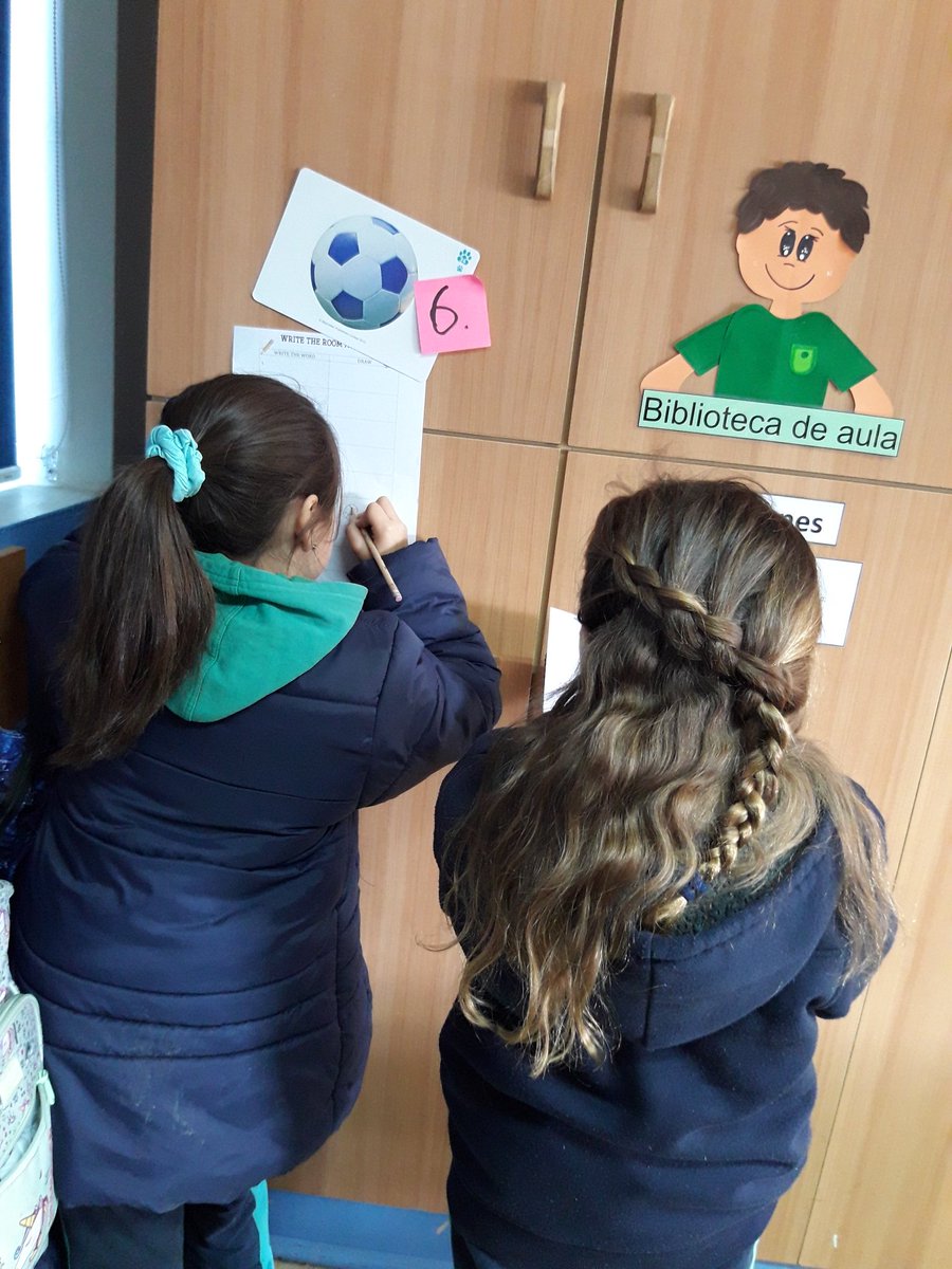 UncoEnglish's tweet photo. Making writing fun with this activity called "Write the room" ✏ Our second graders enjoyed it a lot. 
Thanks to @missirigoyen for this idea.
#unco2019 @santacruzdeunco @uncoglobalizado #LearnEnglish https://t.co/DKlabIiT1Z