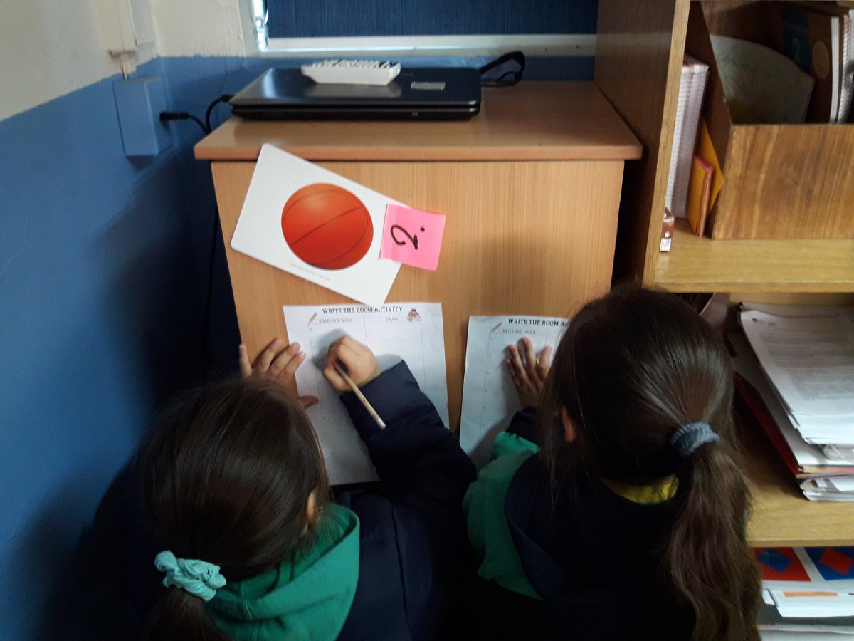 UncoEnglish's tweet photo. Making writing fun with this activity called "Write the room" ✏ Our second graders enjoyed it a lot. 
Thanks to @missirigoyen for this idea.
#unco2019 @santacruzdeunco @uncoglobalizado #LearnEnglish https://t.co/DKlabIiT1Z