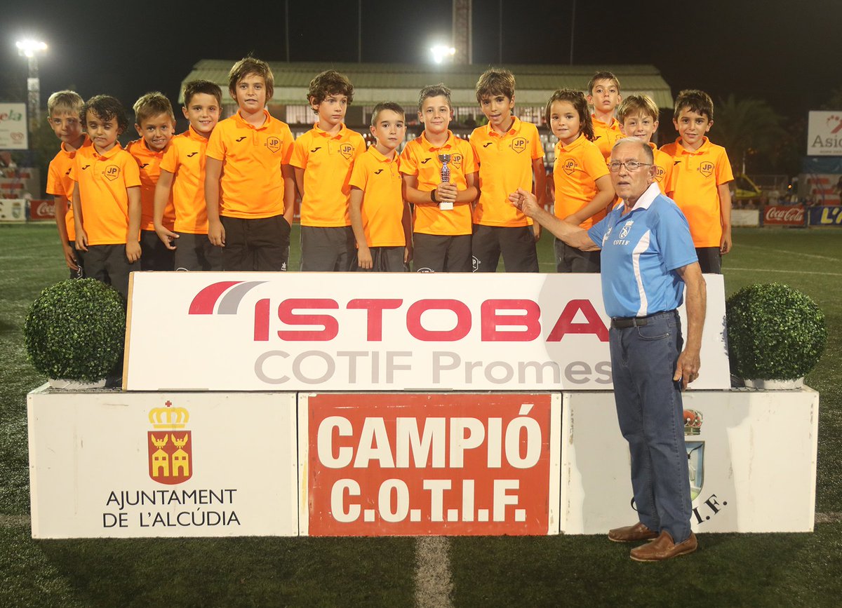 Cotif's tweet photo. 📸 ENTREGA DE PREMIOS #COTIFPromesas @istobal_es 👉 #Prebenjamines 🏆

8⃣ @JPFutbolBase 🎖

#COTIF2019 https://t.co/Jwh8WuTmUk