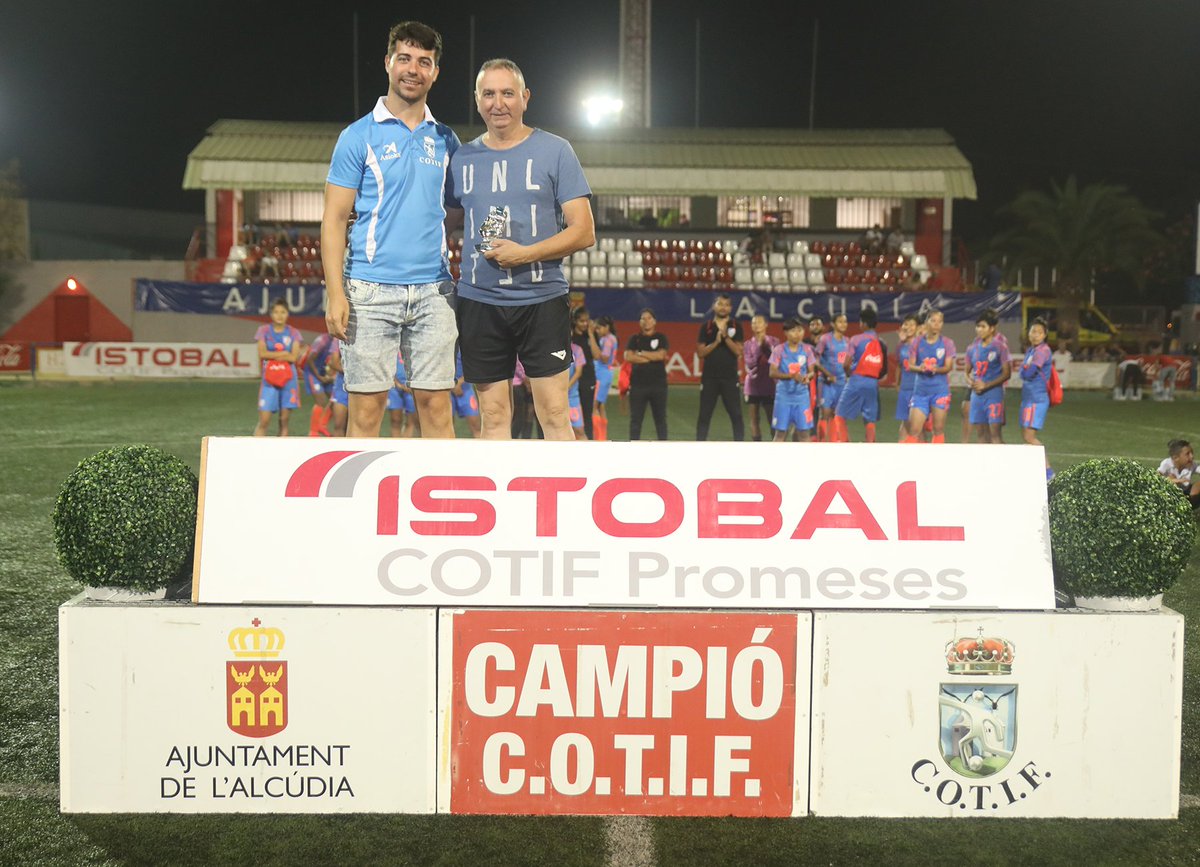 Cotif's tweet photo. 📸 ENTREGA DE PREMIOS #COTIFPromesas @istobal_es 👉 #Prebenjamines 🏆

⚽ Máximo goleador ➡ Rafa Montes 👏
🔝 Mejor jugador ➡ Adrià Cambra 👏
🙋‍♂️ Mejor árbitro ➡ Jesus Martí 👏

#COTIF2019 https://t.co/AMqQ3aJx5L