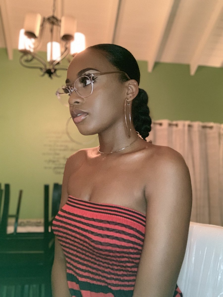 Kaymarie_268's tweet photo. If you wear glasses just like our #LuxBabe @Kaymarie_268, definitely try one of our shorter lash styles like ‘Nova’
This style allows you to wear your glasses or shades with little to no discomfort depending on your preference 😍✨
#shopkayluxbeauty https://t.co/IYKOdVl8YV
