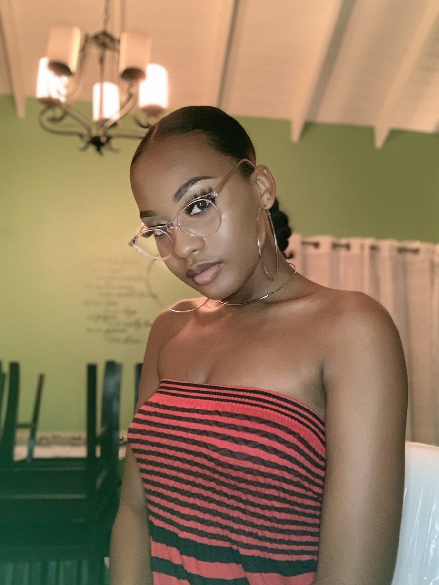 Kaymarie_268's tweet photo. If you wear glasses just like our #LuxBabe @Kaymarie_268, definitely try one of our shorter lash styles like ‘Nova’
This style allows you to wear your glasses or shades with little to no discomfort depending on your preference 😍✨
#shopkayluxbeauty https://t.co/IYKOdVl8YV