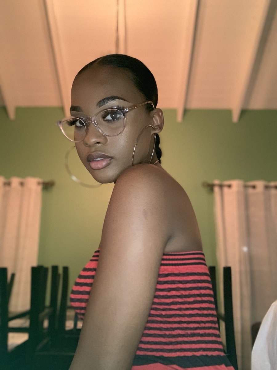 Kaymarie_268's tweet photo. If you wear glasses just like our #LuxBabe @Kaymarie_268, definitely try one of our shorter lash styles like ‘Nova’
This style allows you to wear your glasses or shades with little to no discomfort depending on your preference 😍✨
#shopkayluxbeauty https://t.co/IYKOdVl8YV