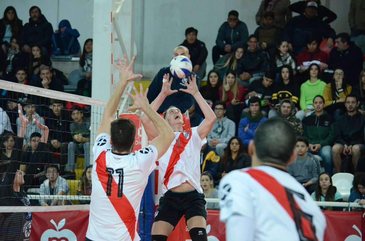 metrovoley's tweet photo. ¡Lo empató Lomas!

El elenco de @MunicipioLdeZ se llevó el 2do chico por 24-26 y el partido con @RiverVoley está ahora 1-1.

#DHM
#LaFinal https://t.co/6kWdDru3Fi