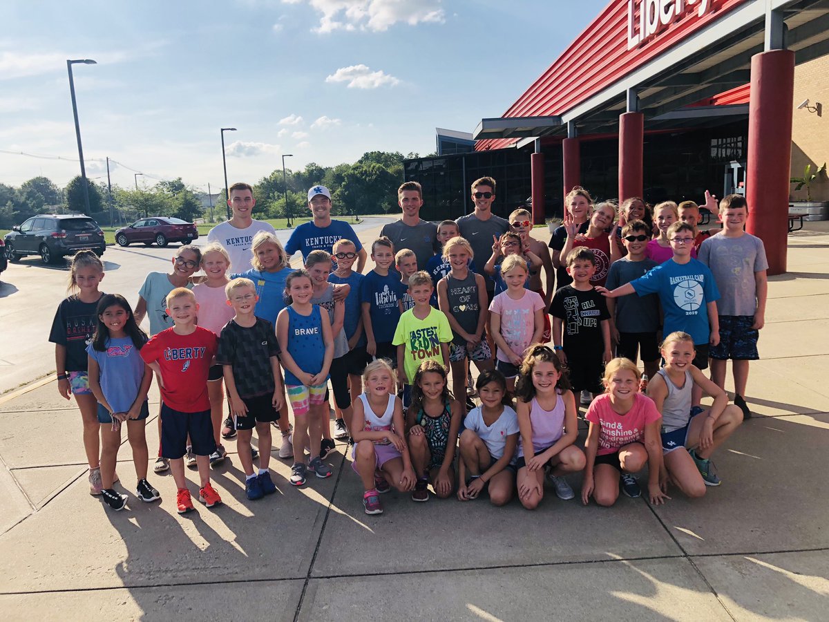 ima5krunner's tweet photo. Really awesome for our team to have @brennan1102 @matt_thomas37 @Cole_Dowdy @tannerdowdy from @KentuckyTrack out to visit with them this evening. Great guys for the kids to look up to as they aspire to be the next generation of homegrown Kentucky runners #YouthRunning #YouthXC https://t.co/qD6jxJCTQw