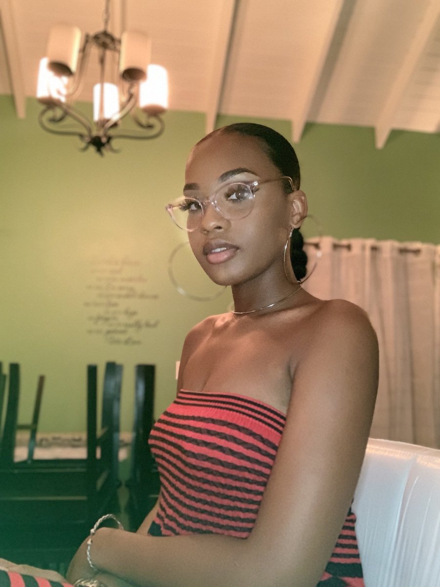KayluxBeauty's tweet photo. If you wear glasses just like our #LuxBabe @Kaymarie_268 , definitely try one of our shorter lash styles like ‘Nova’
This style allows you to wear your glasses or shades with little to no discomfort depending on your preference 😍✨
#shopkayluxbeauty https://t.co/KnSLhzzpre
